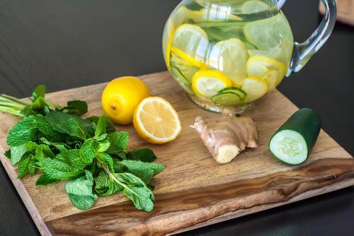 레몬, 생강과 오이로 만드는 디톡스 주스