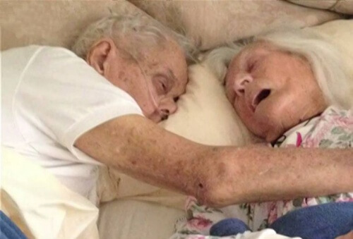 진정한 사랑: 한 침대에서 잠든 75년을 함께한 커플
