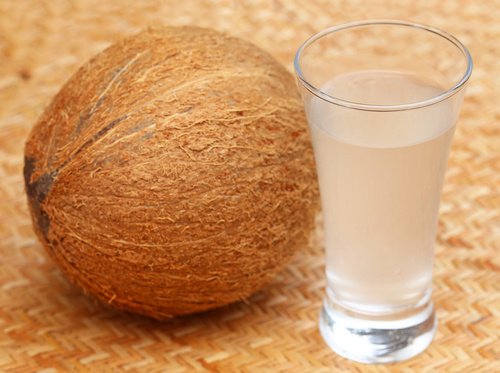 코코넛 워터로 건강을 개선하는 방법 10가지