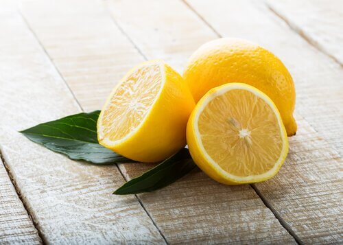 편두통을 해소하는 레몬 생강 천연 치료제