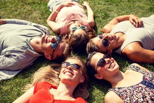 friends-laying-in-a-circle-on-the-grass
