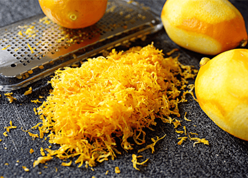 레몬 껍질은 오븐 청소에도 활용할 수 있다