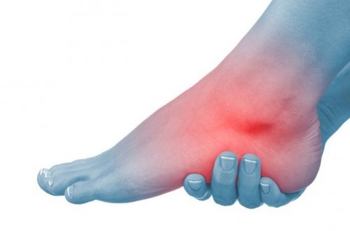 부은 발과 발목을 위한 6가지 자연 치료법