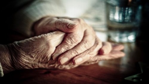 4-elderly-hands