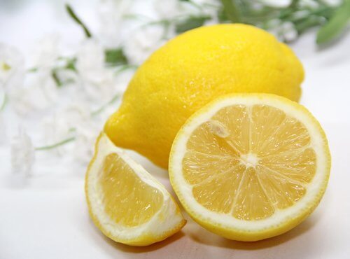 치석을 제거하고 구강 건강을 개선하는 방법 레몬