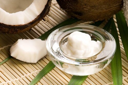 코코넛 오일로 외모를 관리하는 방법 8가지