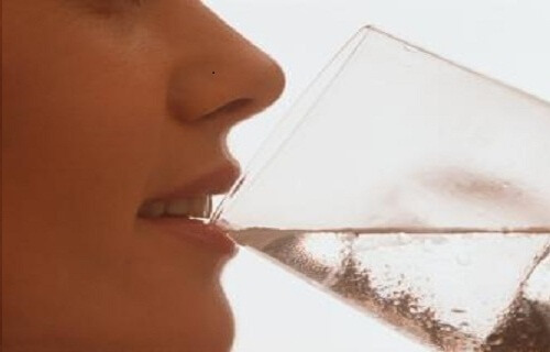 식사 후 차가운 물을 마시는 것의 위험성