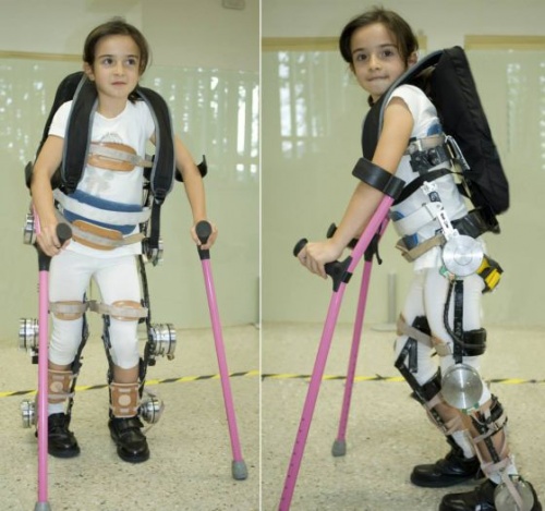 하반신마비 어린이가 다시 걸을 수 있게 돕는 외골격
