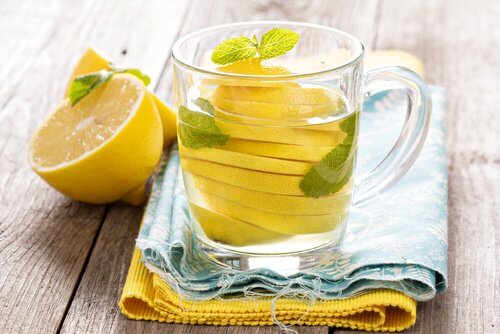 복부 팽만에는 효과가 있는 레몬 물