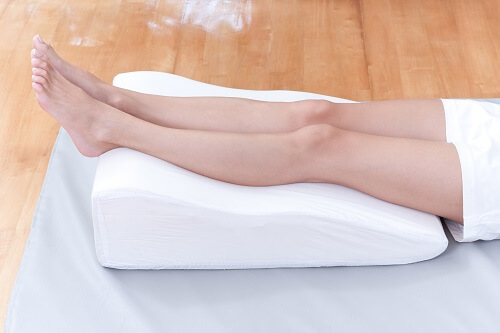 다리의 염증을 치료하는 6가지 천연 요법