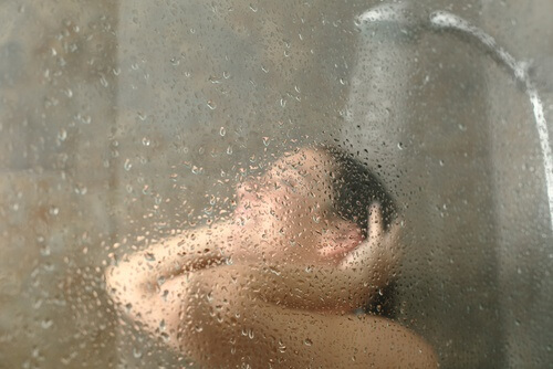 샤워할 때 저지르기 쉬운 실수 뜨거운 물로 샤워를 하는 것