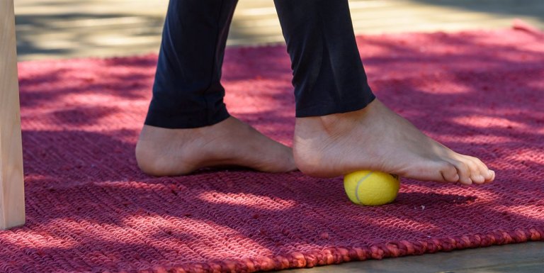 발바닥을 이용한 공 운동 발뒤꿈치 통증 증후군 치료를 위한 운동 5가지