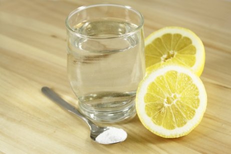 레몬, 소금, 설탕이 들어간 물