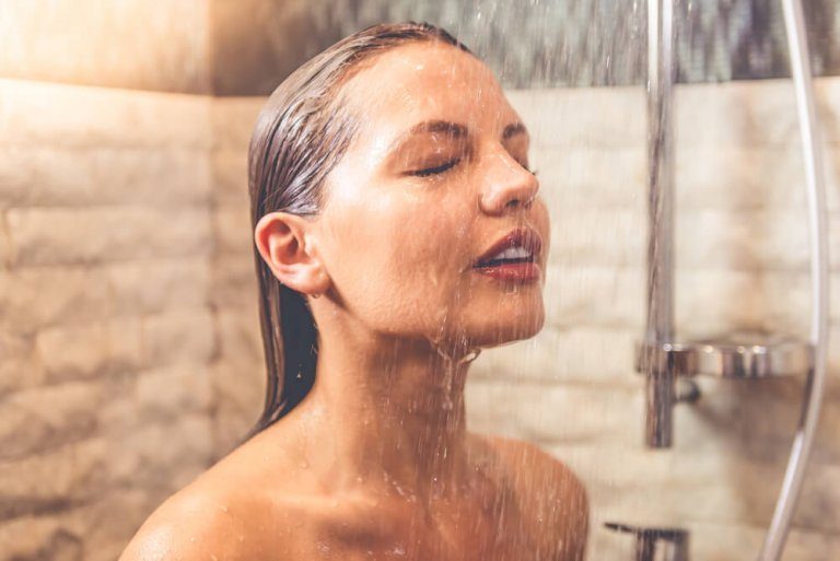 오전에 하는 찬물 샤워의 놀라운 이점 7가지