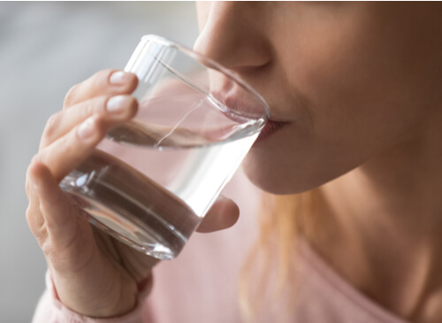 식사 도중 물을 마시는 것이 건강에 좋을까?