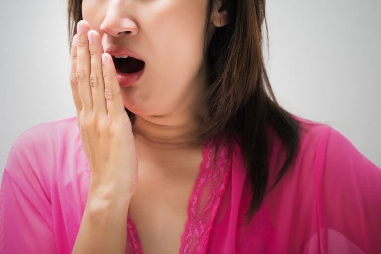 자연 재료로 입 냄새를 없애는 효과적인 방법