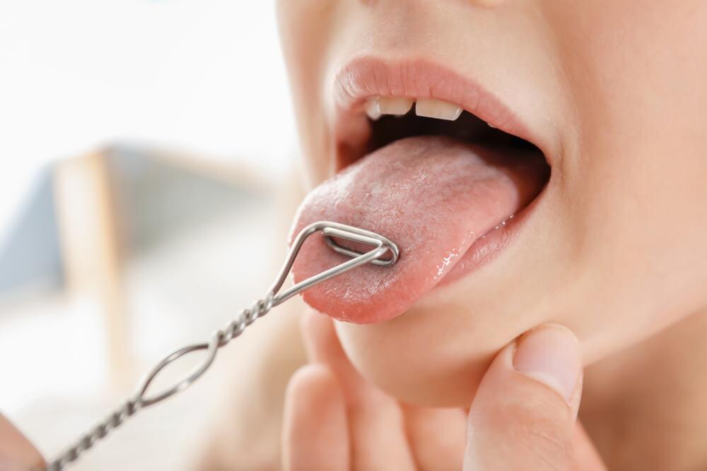 이중턱을 줄이는 가장 효과적인 운동 7가지 혀를 이용한 운동