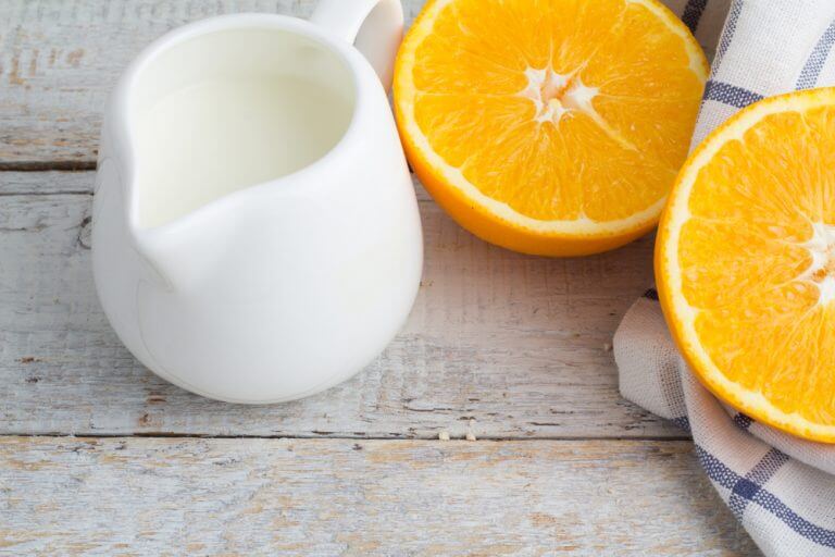 손등 기미를 옅게 하는 8가지 자연 치유법 오렌지 껍질과 우유