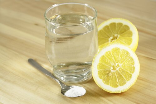 베이킹 소다와 레몬 복통을 완화하는 천연 요법 4가지