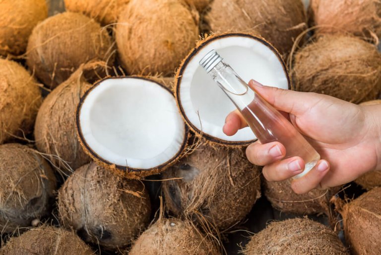 튼살과 흉터를 줄이기 위한 5가지 코코넛 오일 요법