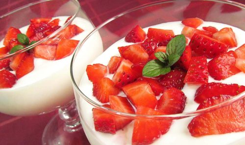 딸기 요거트는 다이어트를 도와주는 훌륭한 간식이다.