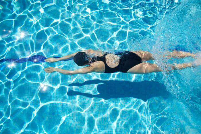 수영장에서 수영을 배우는 방법