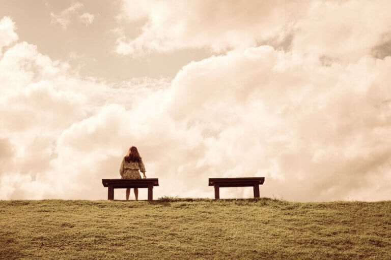 외로움을 느끼는 4가지 원인과 극복 방법 - 건강을 위한 발걸음