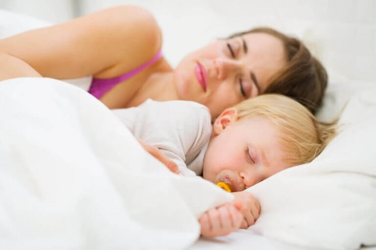 밤새 푹 잠에 빠지는 아기 숙면 교육법