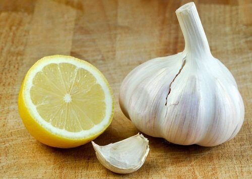 마늘과 레몬 복부 팽만을 줄여주는 가정 요법 5가지