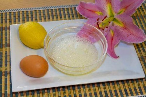 레몬즙과 달걀 건조한 피부를 촉촉하게 만드는 천연 요법 5가지