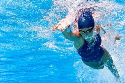 물 공포증을 극복하고 수영을 더 잘하는 방법