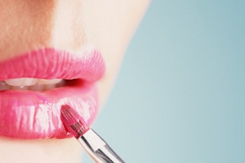 낡은 립스틱을 립글로스로 변신시키는 방법을 소개한다.