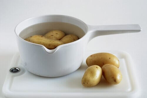 감자에 들어있는 녹말은 속쓰림을 해소하는 데 도움을 준다.