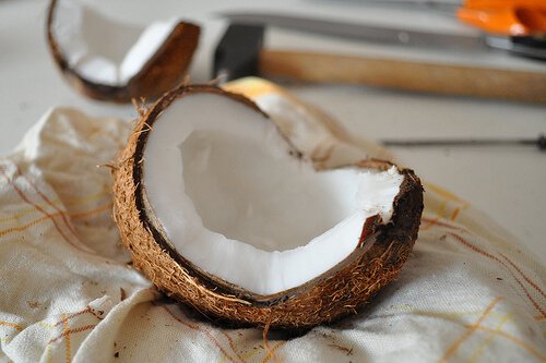 다크서클을 자연스럽게 완화하는 코코넛  