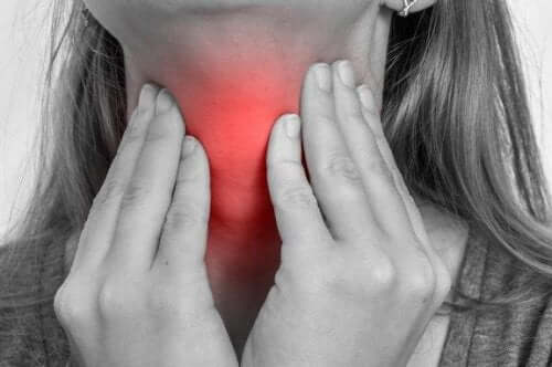 목이 까칠까칠한 증상을 가라앉히는 5가지 자연 요법
