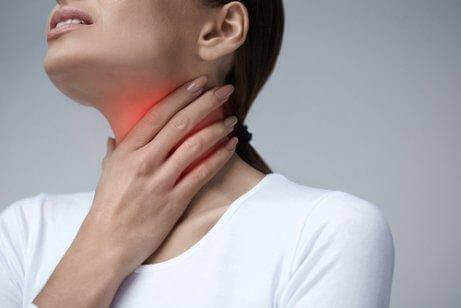 목이 까칠까칠한 증상을 가라앉히는 5가지 자연 요법