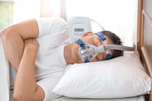 수면 무호흡증의 증상 및 치료 : 안면마스크