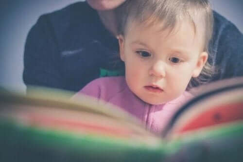 어린 아기에게 책 읽기를 가르치는 도만 박사의 방법