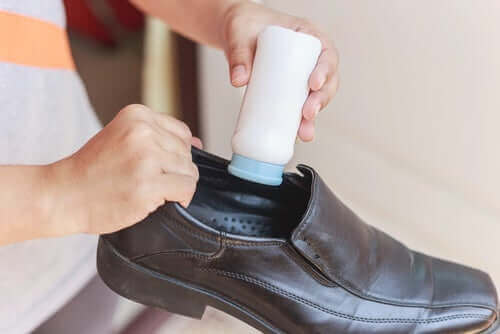 가죽 신발 내부를 청소하는 방법