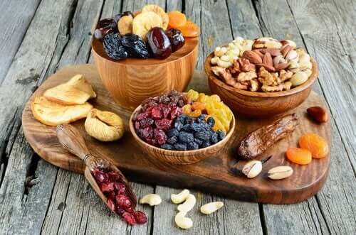 다이어트에 도움이 되는 말린 과일과 견과류
