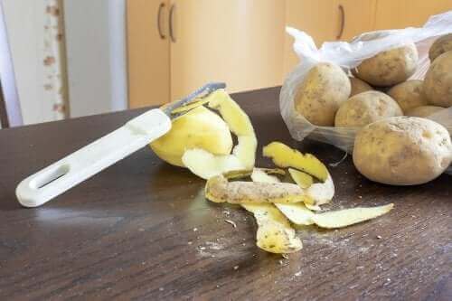 설거지할 때 감자 껍질을 활용하는 방법