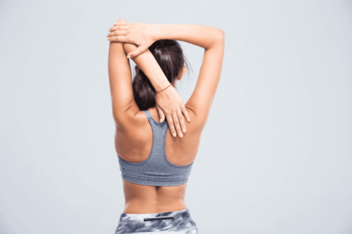 처진 어깨 증후군을 교정하는 방법