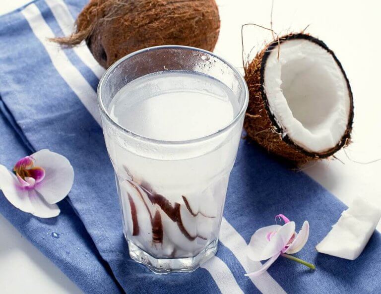 코코넛 워터의 놀라운 효능 8가지