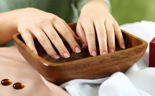 부러지는 손톱 치료에 도움 되는 천연 성분 4가지