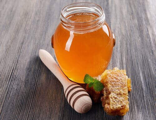 2. 인후통을 완화하는 최고의 방법 중 하나인 꿀