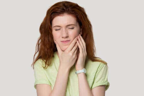 턱관절 증후군의 원인 및 개선 방법