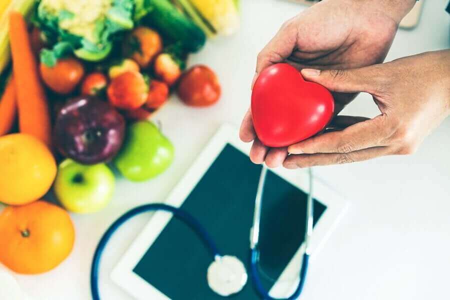 건강한 식습관이 심장 건강을 유지하는 데 도움이 되는 이유가 무엇일까?