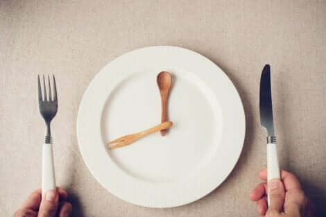 이른 저녁 식사는 체중 감량과 당뇨병 예방할 수 있다