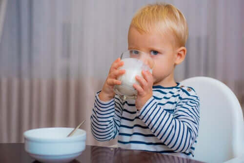 돌 지난 아기에게 적절한 우유를 선택하는 방법