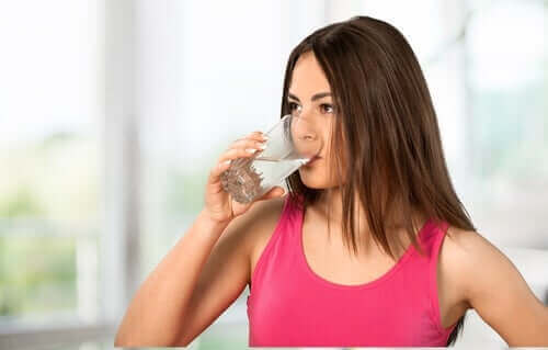 3. 만성 변비 치료를 위해 물을 더 많이 마시자